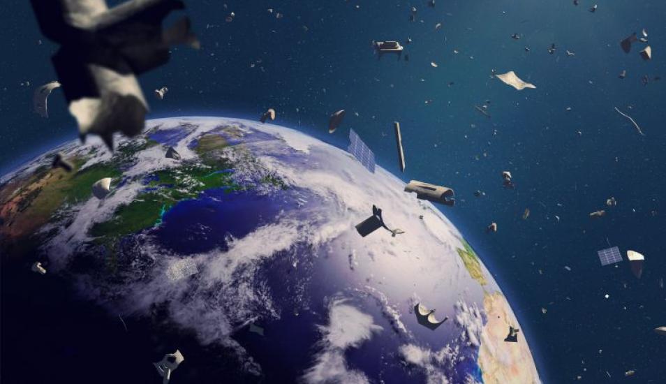 Cómo la basura espacial pone en peligro la tecnología que permite las comunicaciones en la Tierra